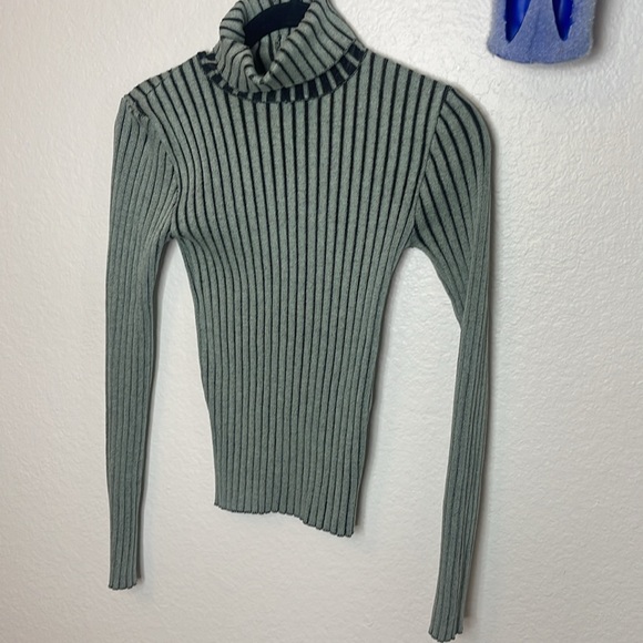 🖤Forever 21 Stripped Turtleneck🖤 - Picture 2 of 4